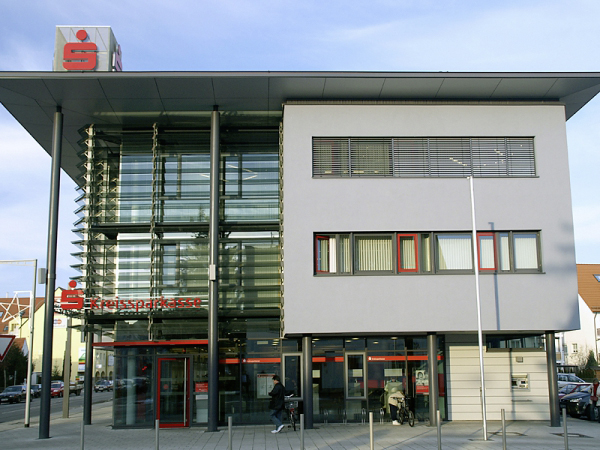 Neubau Geschäftsstelle mit Tiefgarage und Gewerbeanteil der Kreissparkasse Augsburg – Königsbrunn